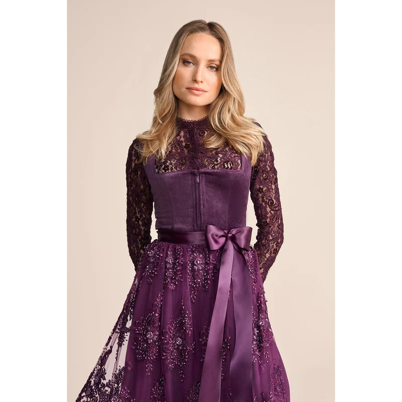 Dirndl Pine in beere