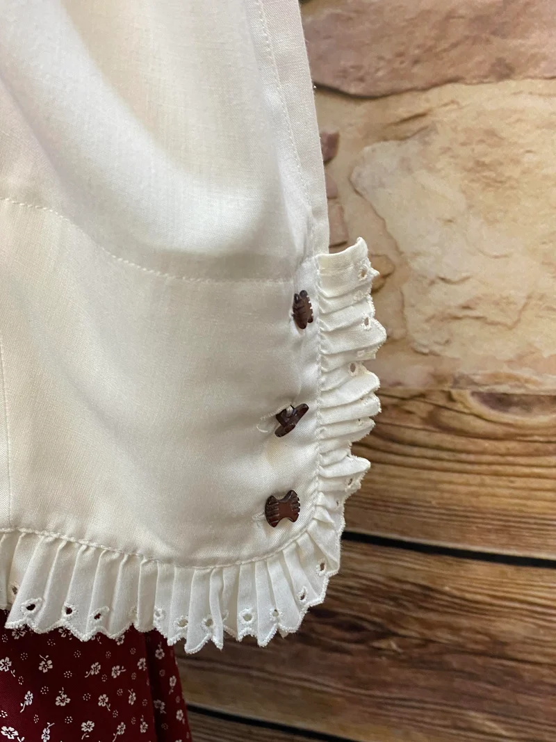 Oldtimer Damen Outfit Gr. 40 mit weißer Bluse, rotem Rock, Hut und Perlenkette