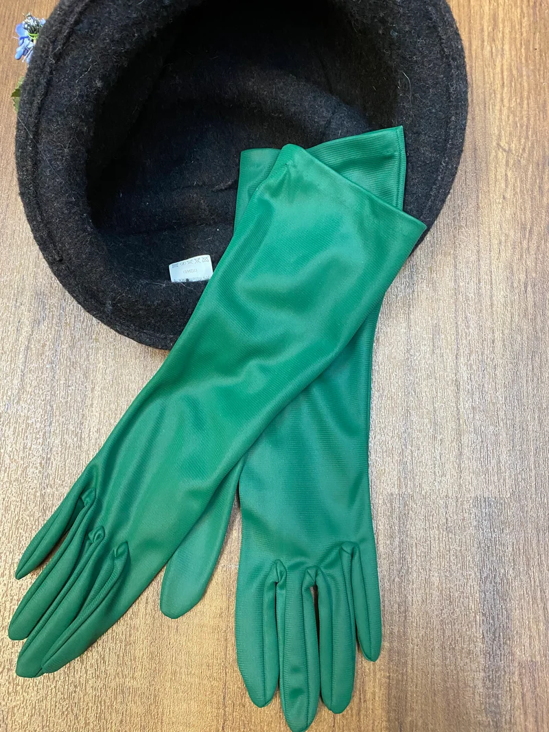 20er Jahre Tageskleid Gr. 40 mit Blumenmuster, Cloche-Hut, Handschuhen und Perlenkette