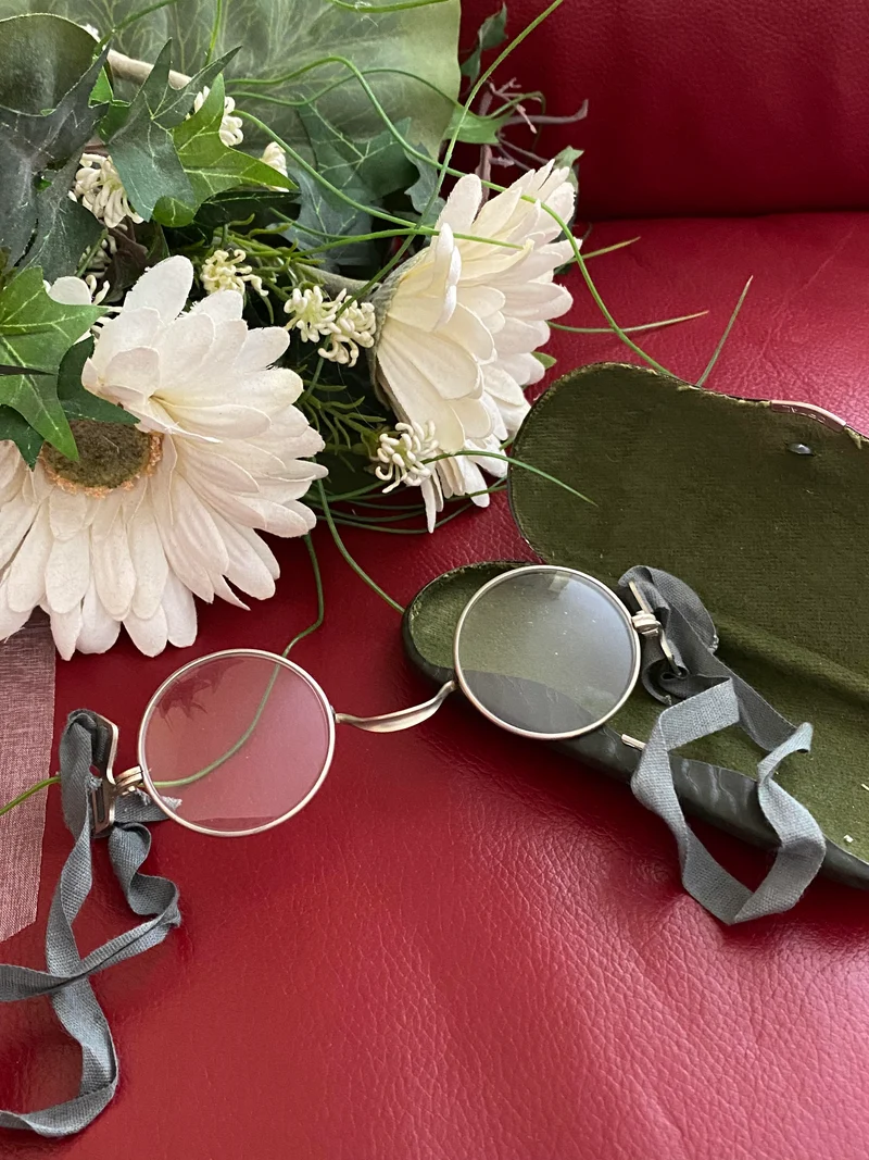 Vintage Rundbrille mit Etui Silberfarben – Historischer Stil