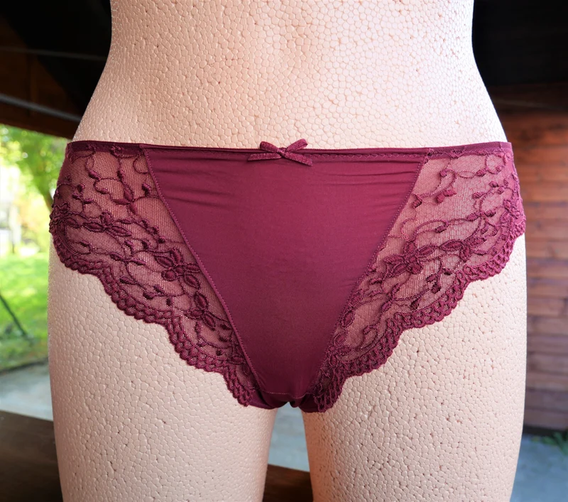 String, Nina von C., burgund, Spitze