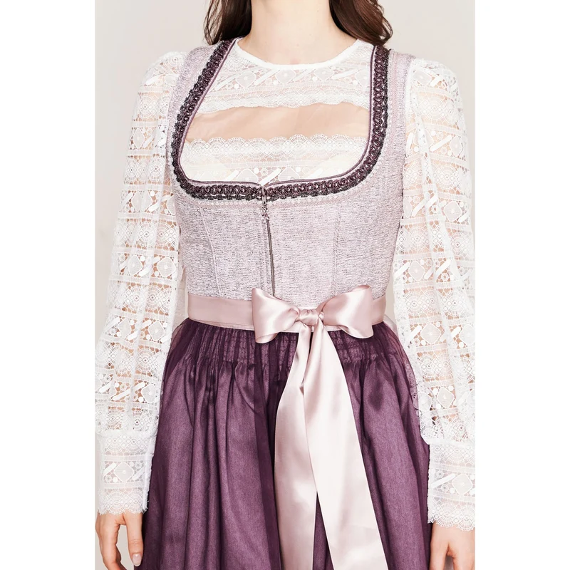 Dirndl in flieder