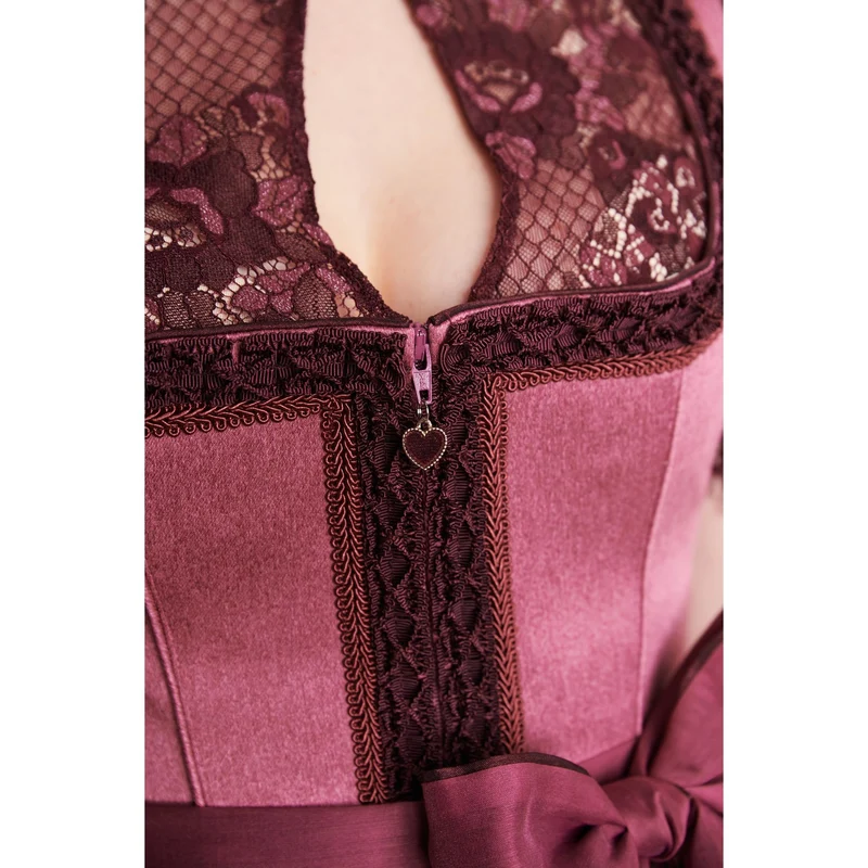 Dirndl in beere