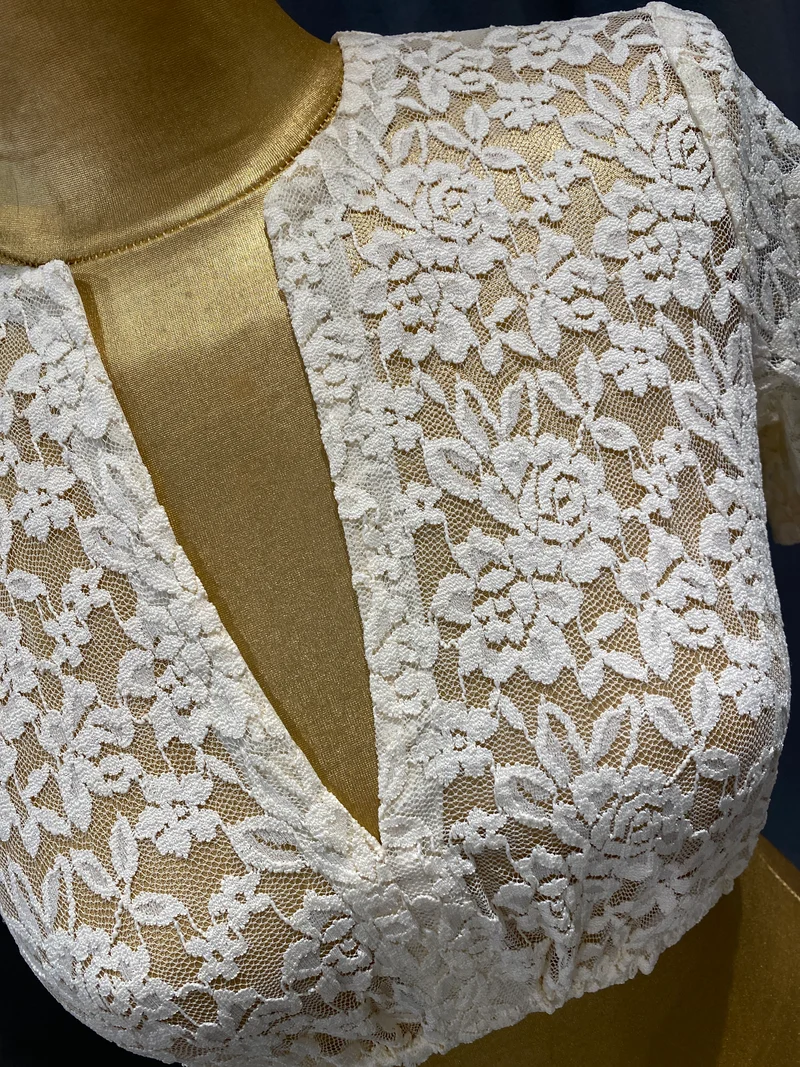 Goldstich Spitzen Dirndlbluse champagner mit V-Ausschnitt