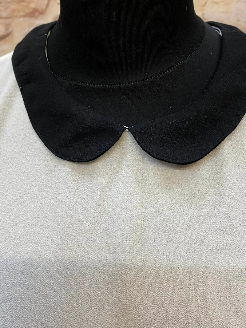 Vintage Bluse Damen creme mit schwarzem Kragen – Größe S Retro Look