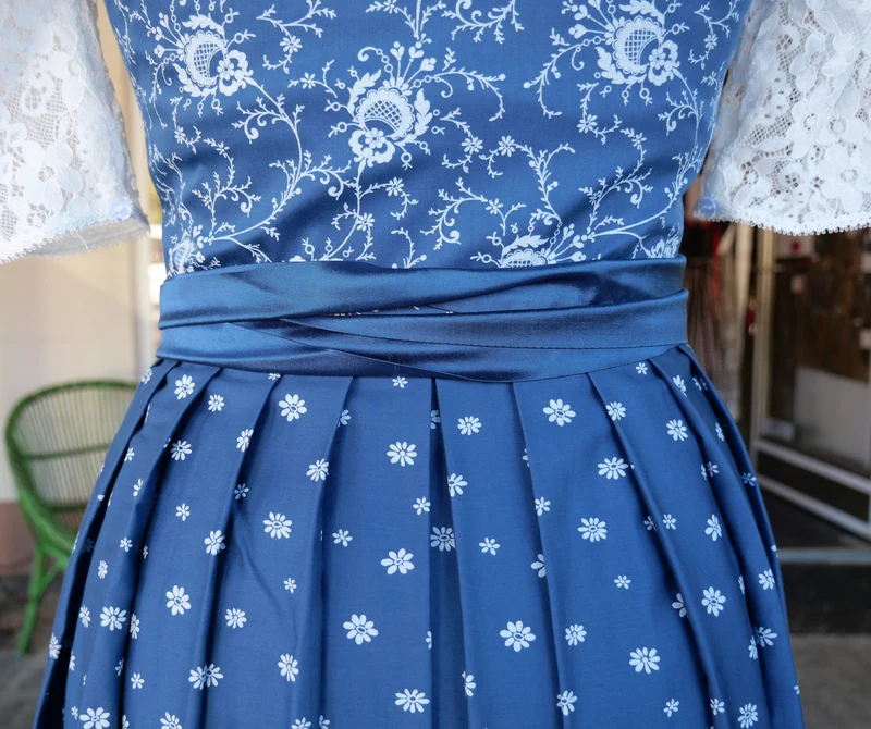Dirndl Sportalm, Mattersburg, blau, Seide, Midi 70 cm, Gr. 34