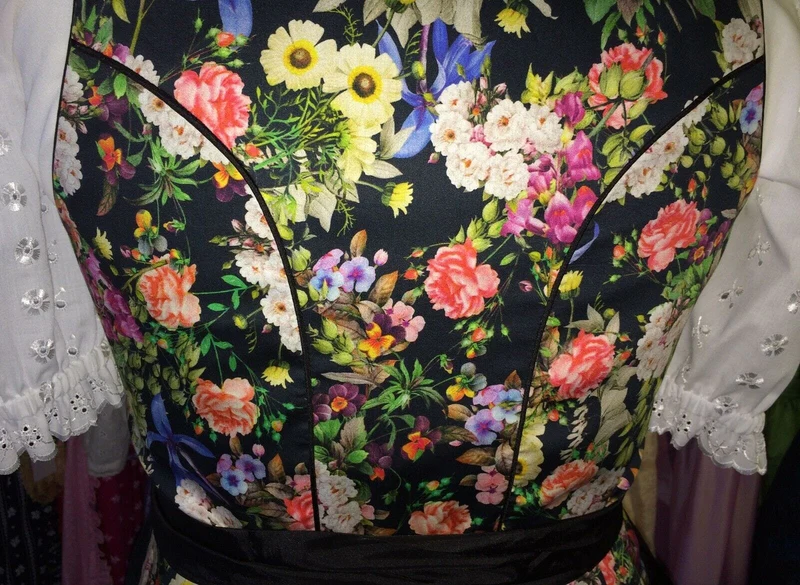 Dirndl Kaiseralm, Sommer, floral, bunt, schwarz, Midi 60 cm