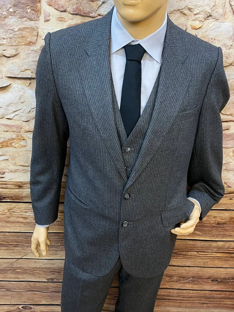 20er Jahre Herren Anzug komplett – Vintage Nadelstreifen Unikat mit Weste & Schiebermütze