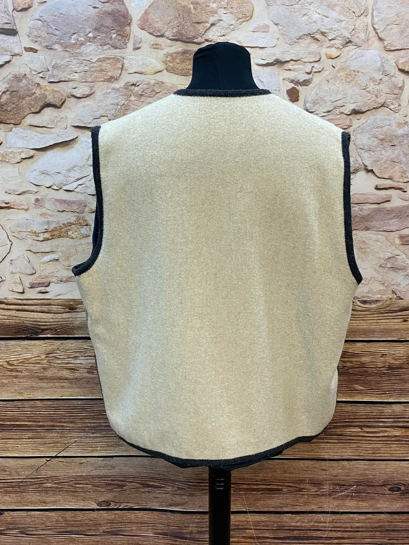 Trachtenweste Wolle beige grün Vintage mit Stickerei & Kette
