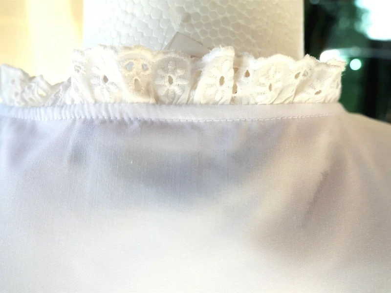 Dirndlbluse, Hess, weiß, halbarm, Knöpfe, Herzausschnitt, Spitze