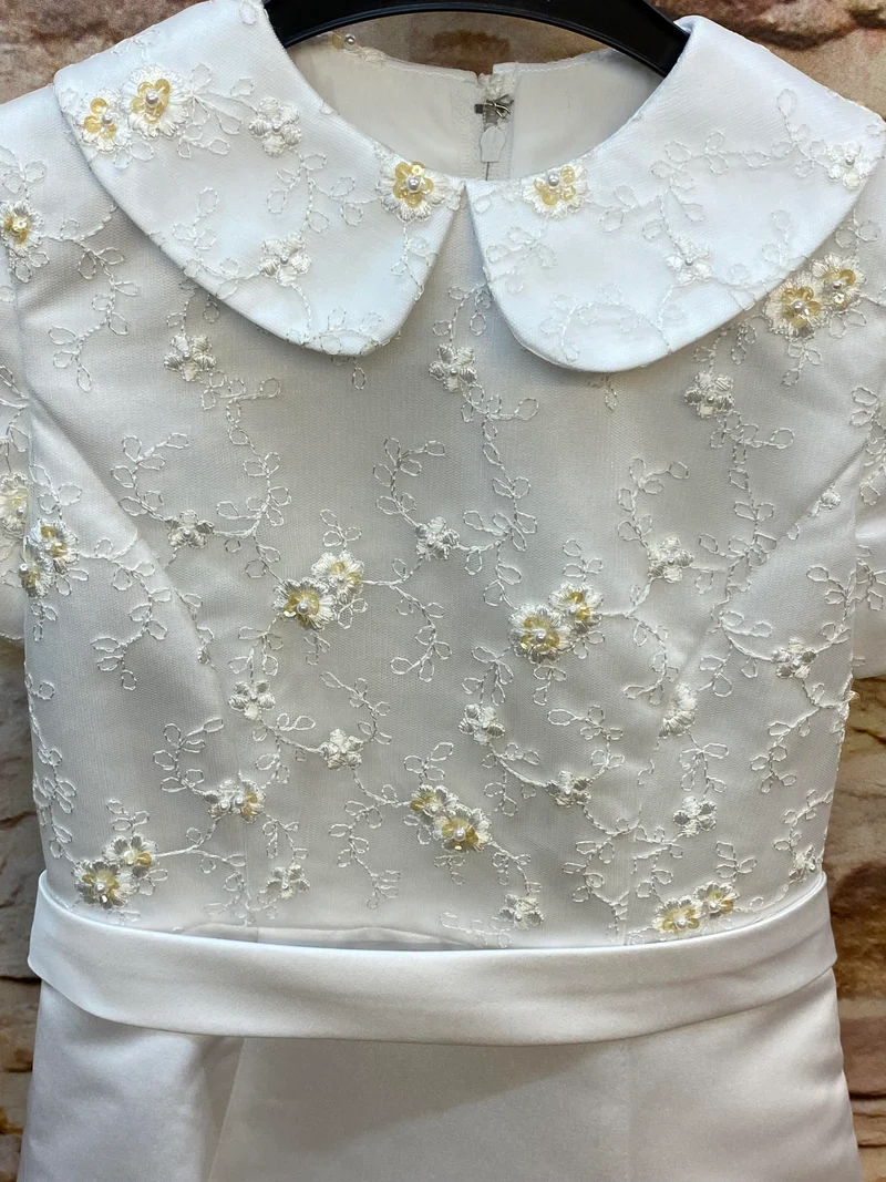 Kommunionkleid weiß mit Blütenstickerei Gr. 128