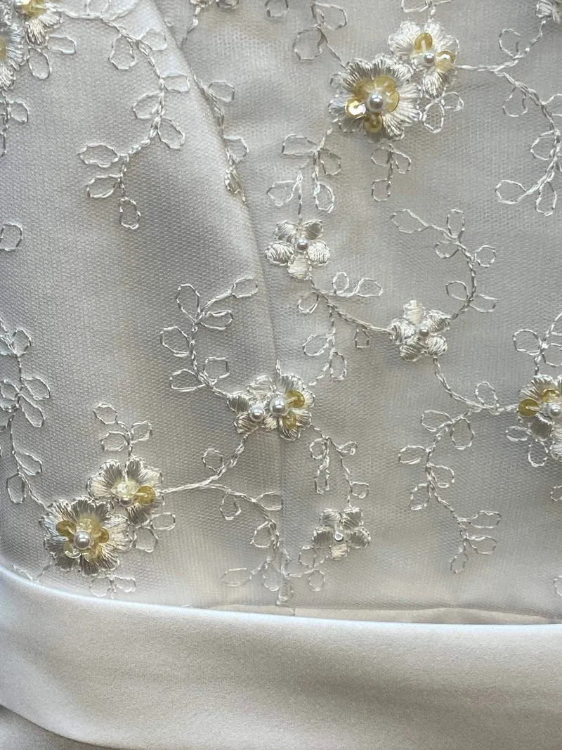 Kommunionkleid weiß mit Blütenstickerei Gr. 128