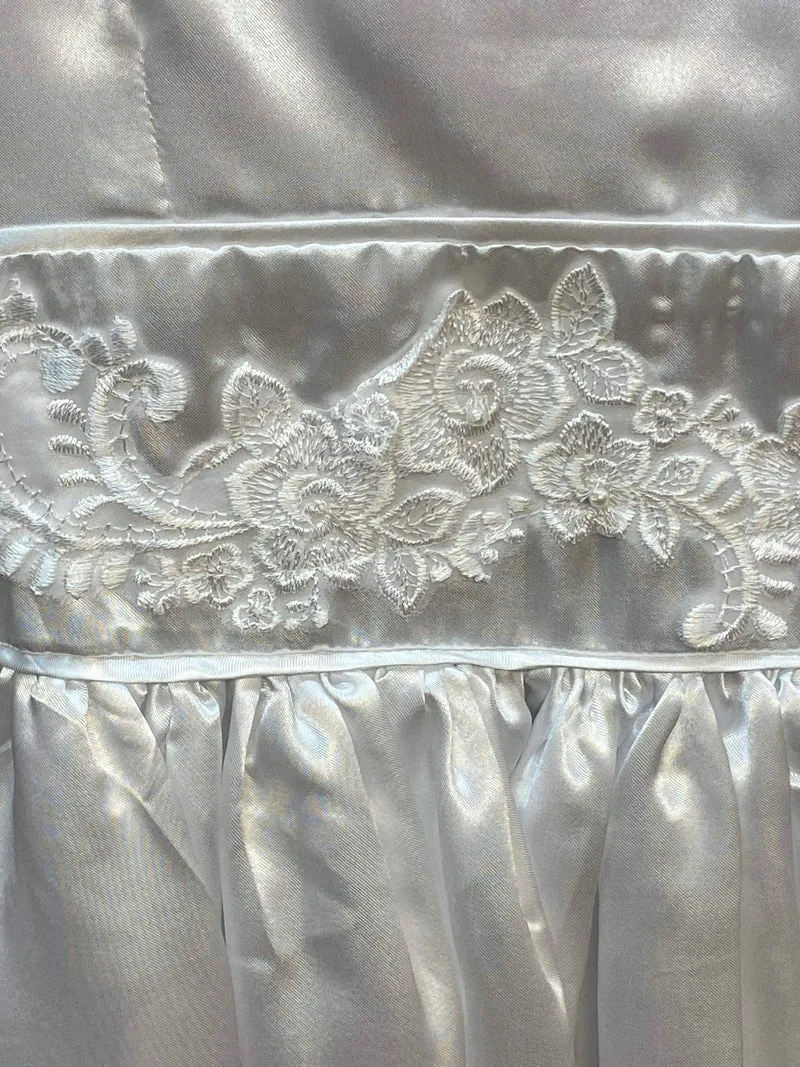 Mädchen Festkleid mit Spitze & Satinschimmer – Gr. 134