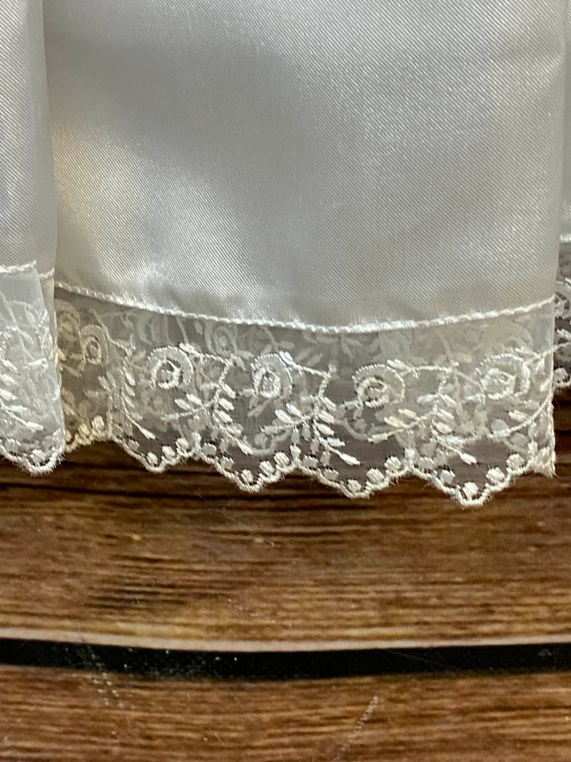 Mädchen Festkleid mit Spitze & Satinschimmer – Gr. 134
