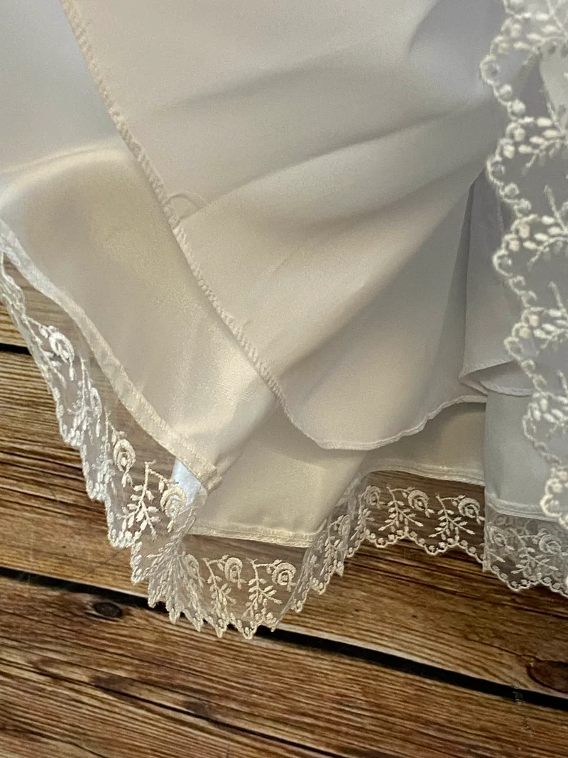 Mädchen Festkleid mit Spitze & Satinschimmer – Gr. 134