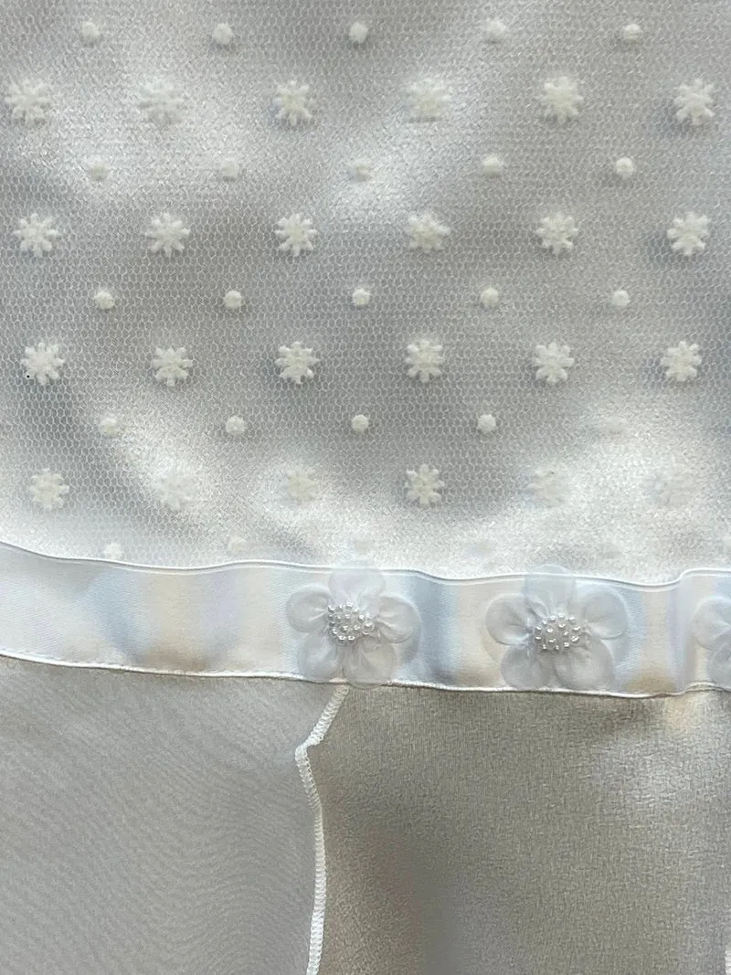 Ungetragenes Mädchenkleid in Weiß mit zartem Tupfen-Tüll – Gr. 128