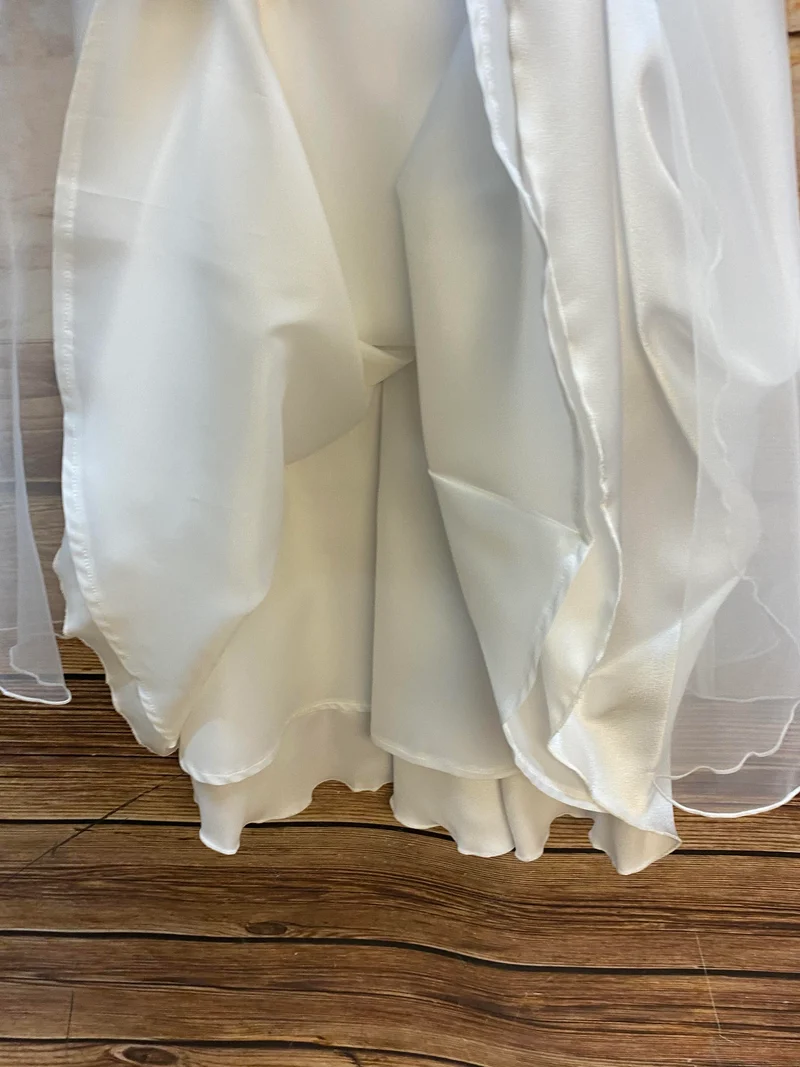Ungetragenes Mädchenkleid in Weiß mit zartem Tupfen-Tüll – Gr. 128