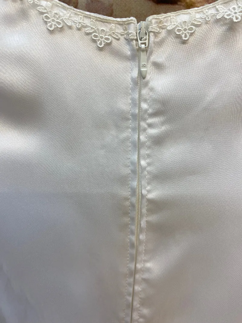 Kommunionkleid weiß mit floraler Stickerei – Gr. 152