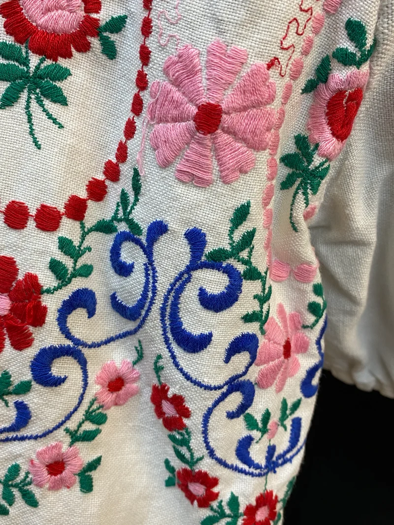 Vintage Dirndlbluse Damen – Bestickt mit Blumenärmeln (70er–80er)