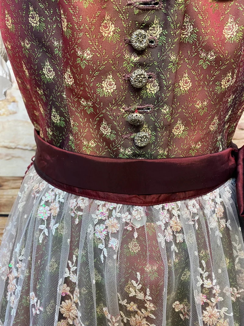 Dirndl mit Schürze und Bluse – Größe 40