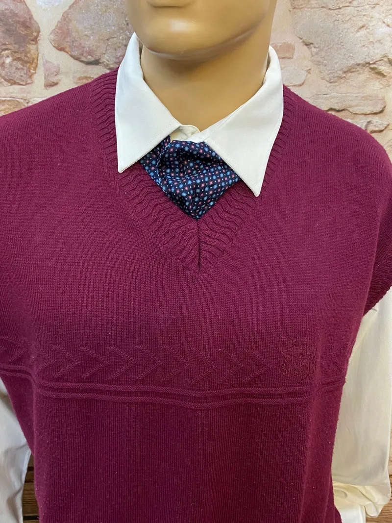 20er-Jahre-Outfit - Größe 60 – Bordeaux Pullunder & Beige Hose mit Schiebermütze