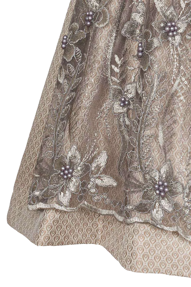 Mini-Dirndl mit Spitzenschürze