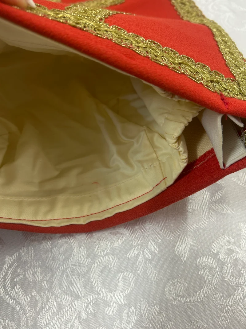 Bischof-Mitra – Handmade
