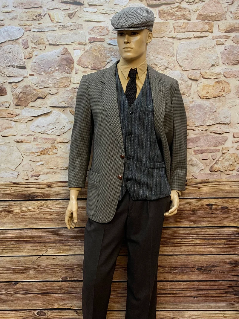 20er-Jahre Herren Outfit Gr. 50 – grauer Vintage Anzug mit Weste, Schiebermütze & Krawatte im britischen 1920er-Jahre-Stil