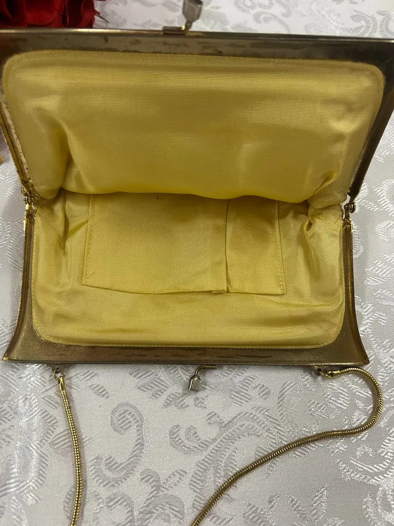 Elegantes Vintage-Set – Goldfarbene Handtasche, Perlenkette & Lange Handschuhe