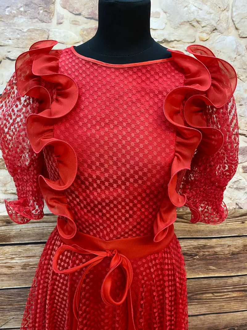 Rotes Rüschen-Maxikleid aus Netzspitze – Gr. 36