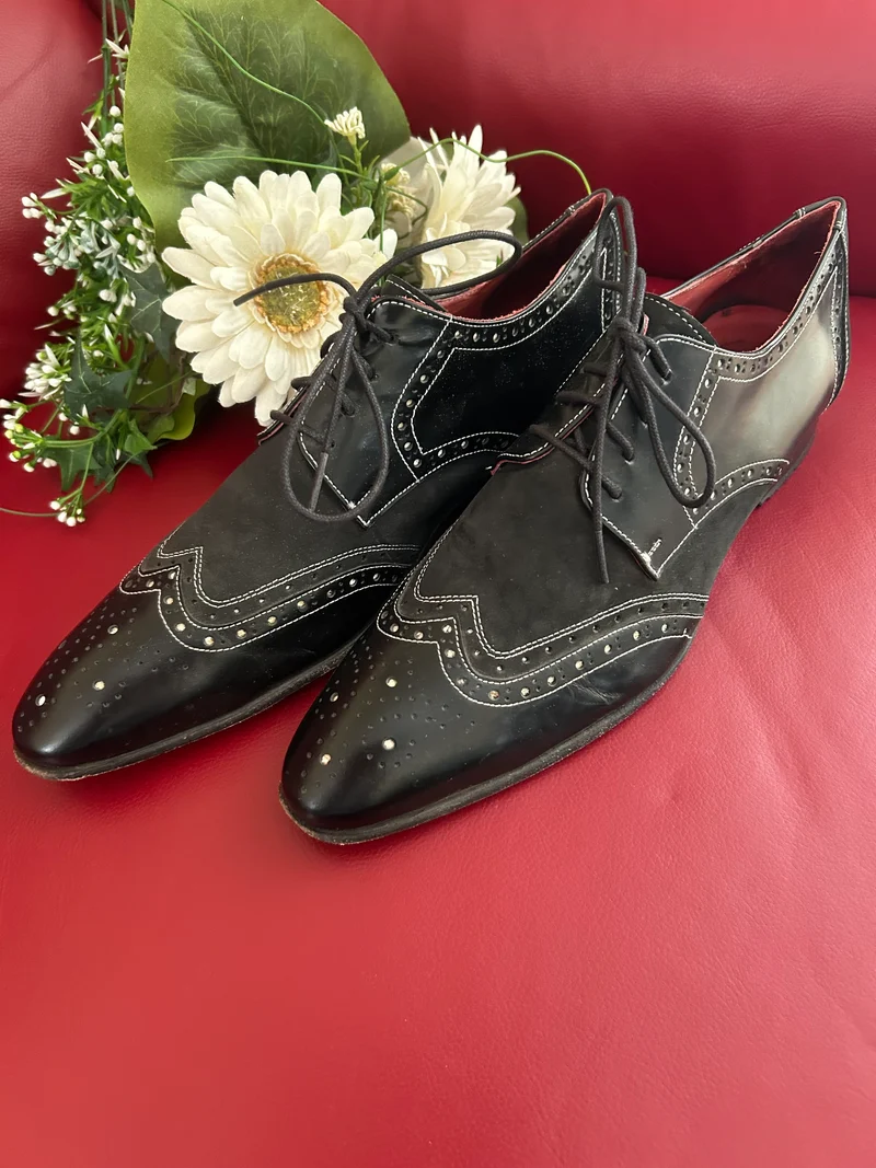 Schwarze Brogue-Oxfords Gr. 41