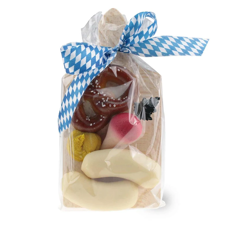 Bayrische Brotzeit (Marzipan) auf Holzbrettl