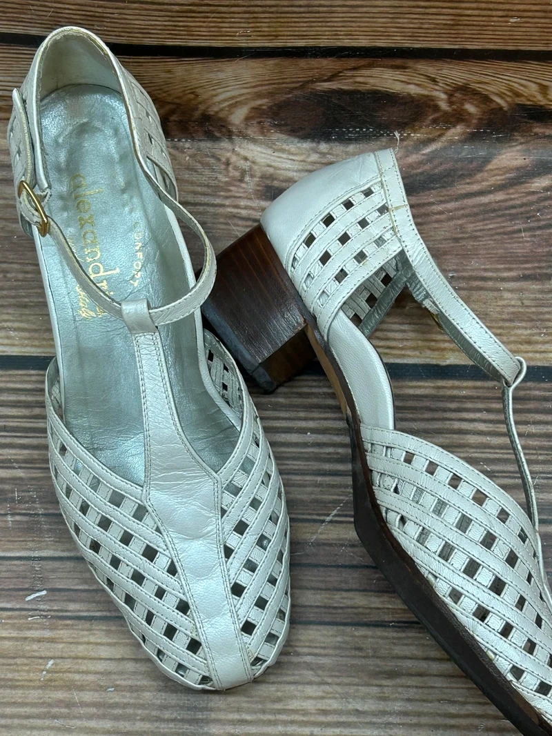 Vintage-Schuhe Geflochtene T-Strap-Sandalen aus Leder