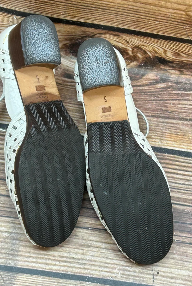 Vintage-Schuhe Geflochtene T-Strap-Sandalen aus Leder