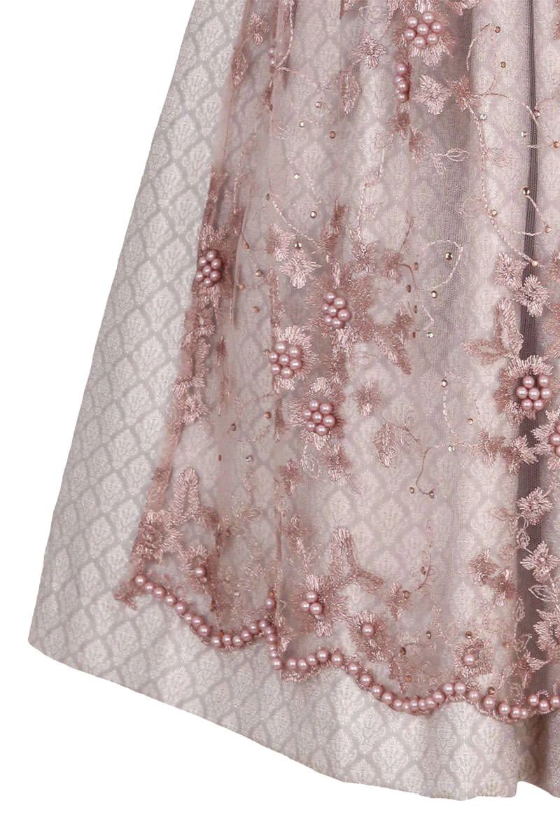Mini-Dirndl mit Perlenschürze