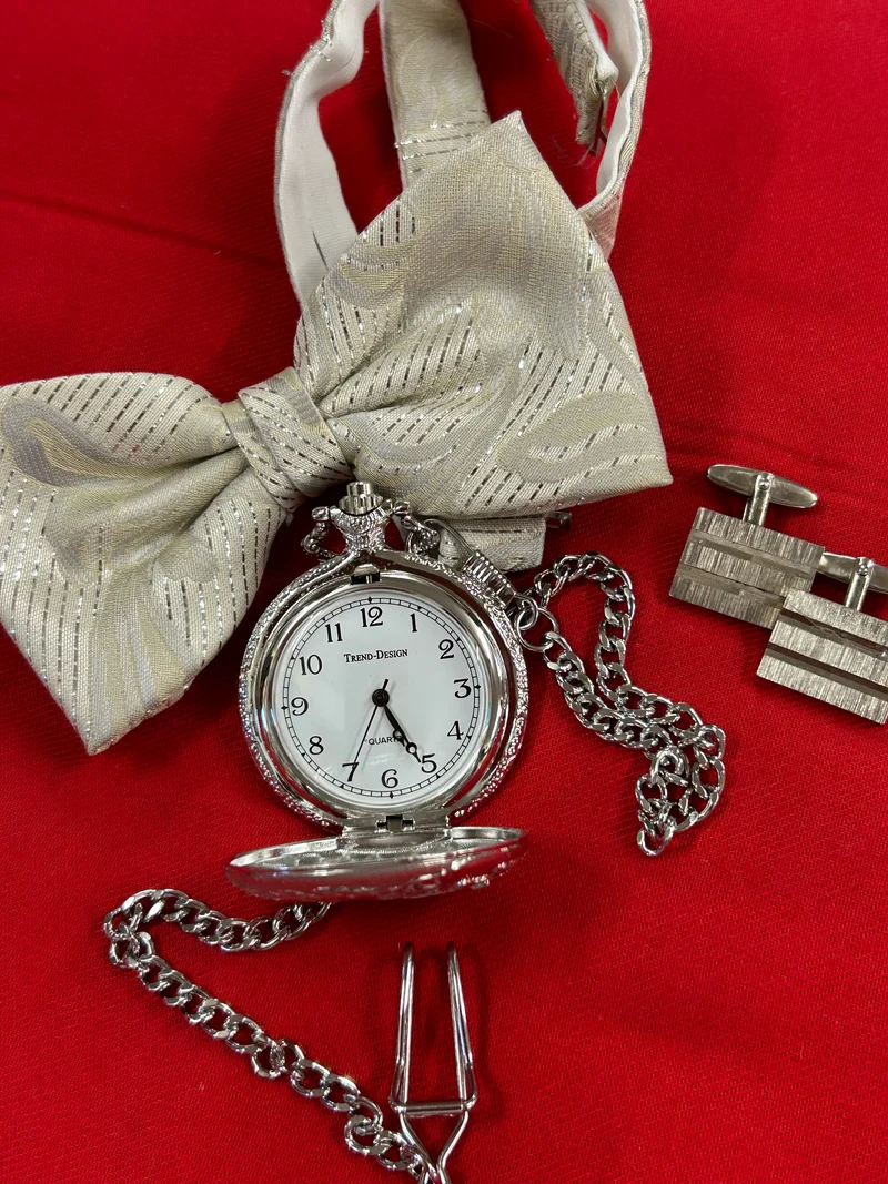 Accessoire-Set - Herren – Silberne Taschenuhr, Manschettenknöpfe, Fliege