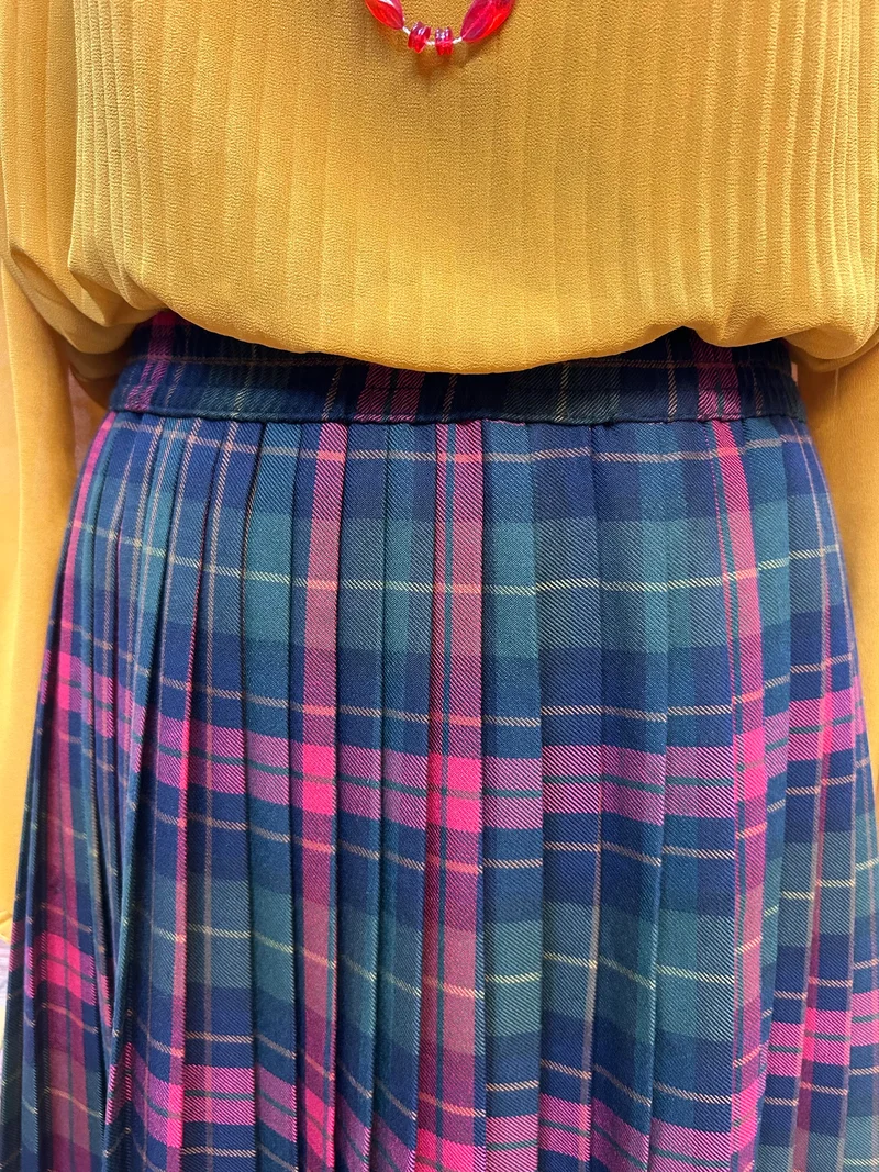 Oldtimer Outfit Gr. 44 mit Plissee-Bluse und Tartan-Rock
