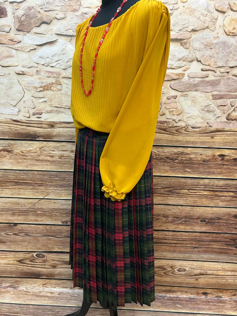 Oldtimer Outfit Gr. 44 mit Plissee-Bluse und Tartan-Rock