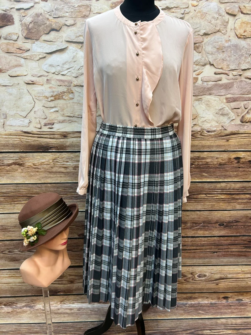 Oldtimer Outfit Gr. 40 mit Rosé-Bluse und Karorock