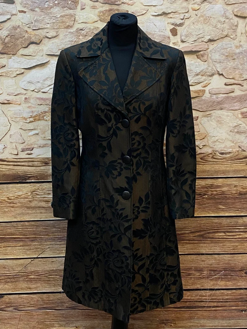 Stilvoller Damen-Mantel mit floralen Mustern – Größe 38