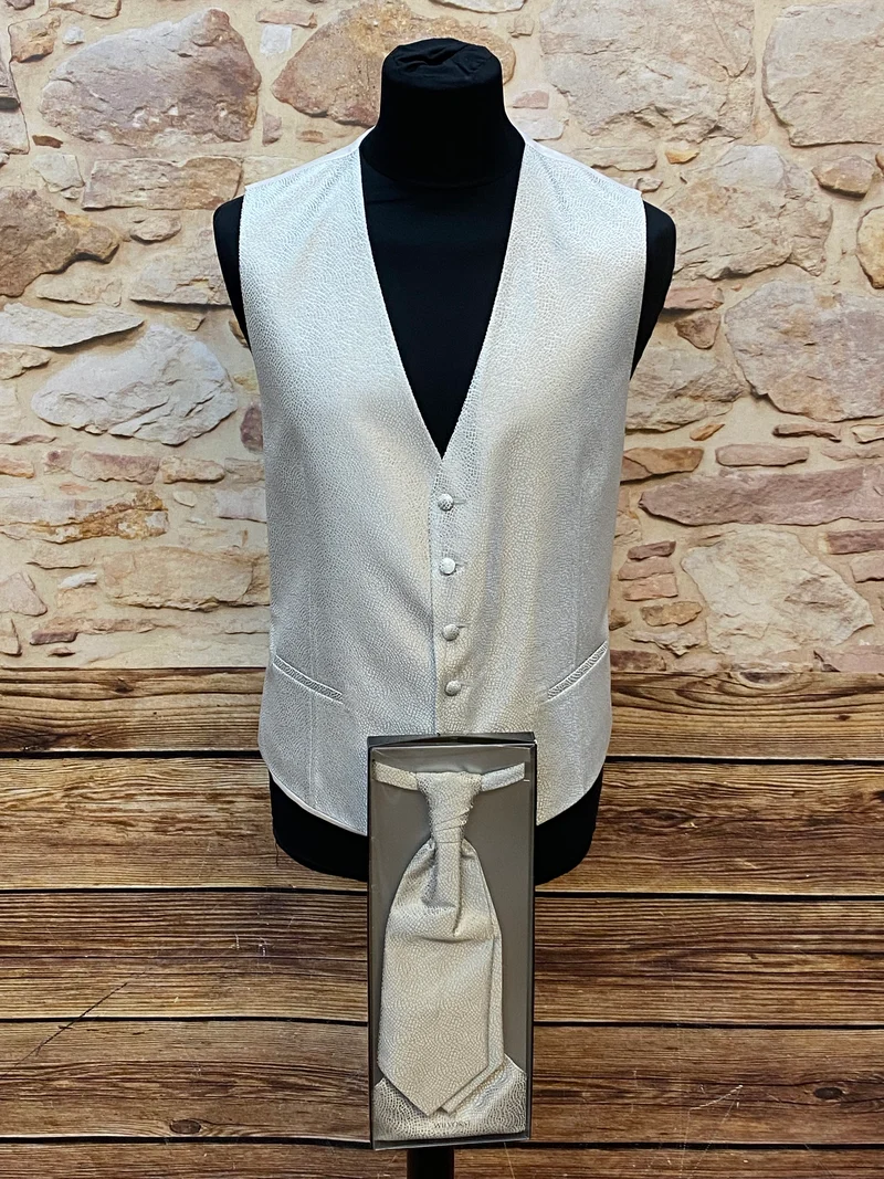 Hochzeitsweste mit Plastron und Einstecktuch von Wilvorst, Gr.106
