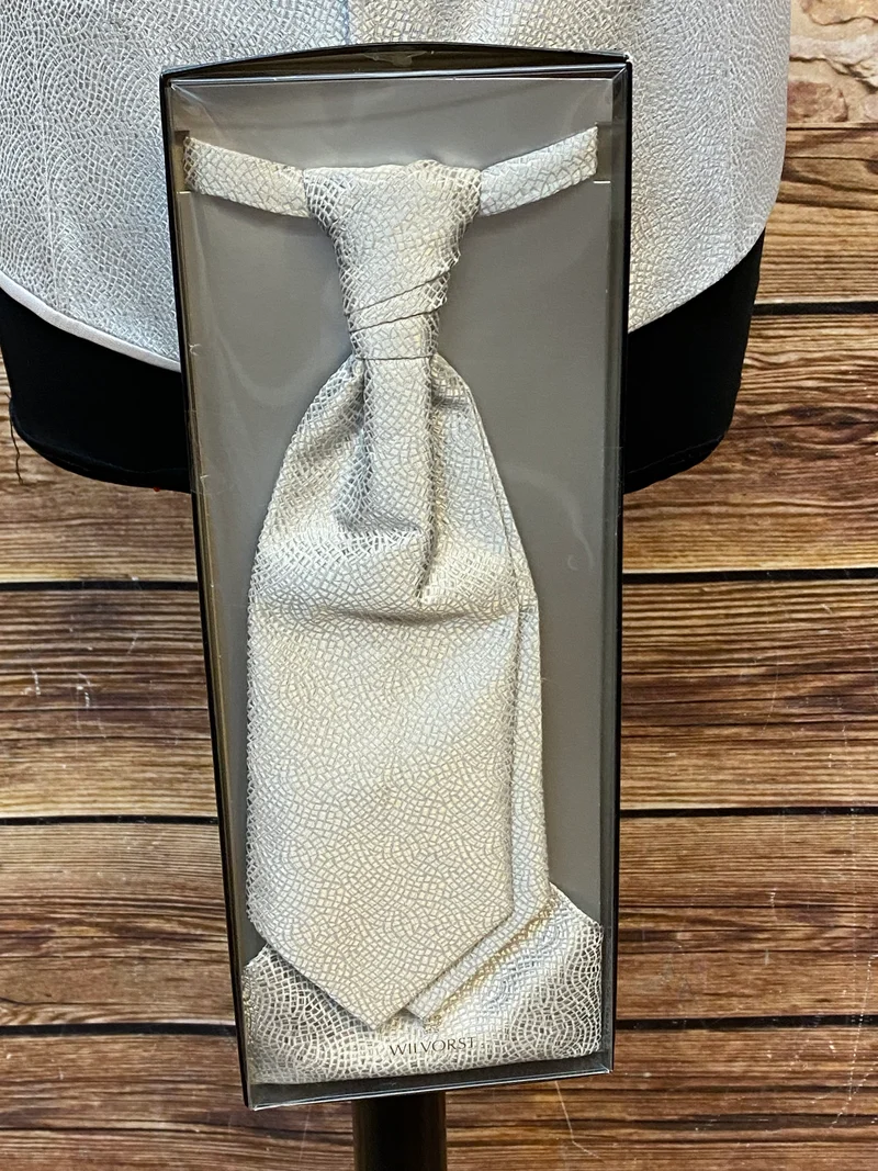 Hochzeitsweste mit Plastron und Einstecktuch von Wilvorst, Gr.106