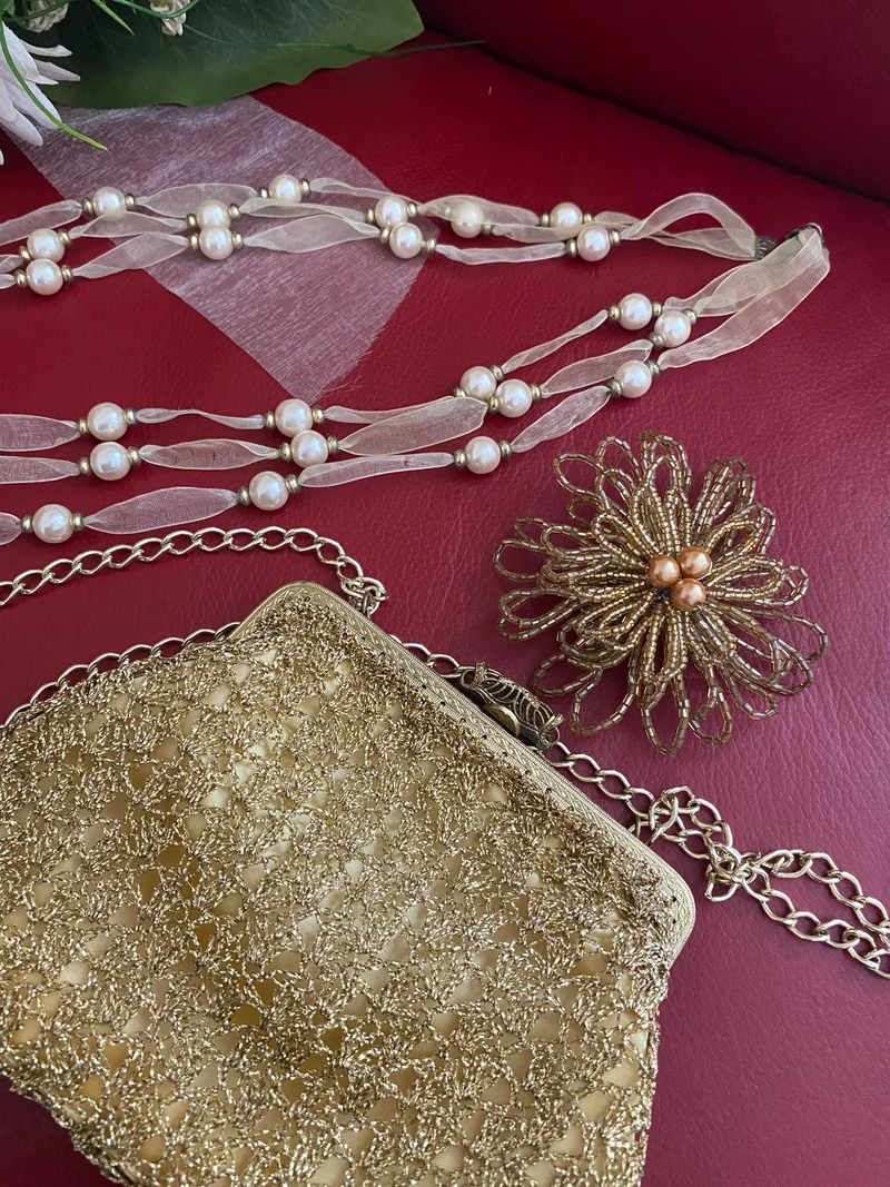 Handgefertigtes Set im 20er Jahre Stil – Lurex-Abendtasche, Perlenkette und Haarschmuck