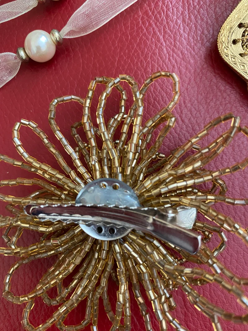 Handgefertigtes Set im 20er Jahre Stil – Lurex-Abendtasche, Perlenkette und Haarschmuck