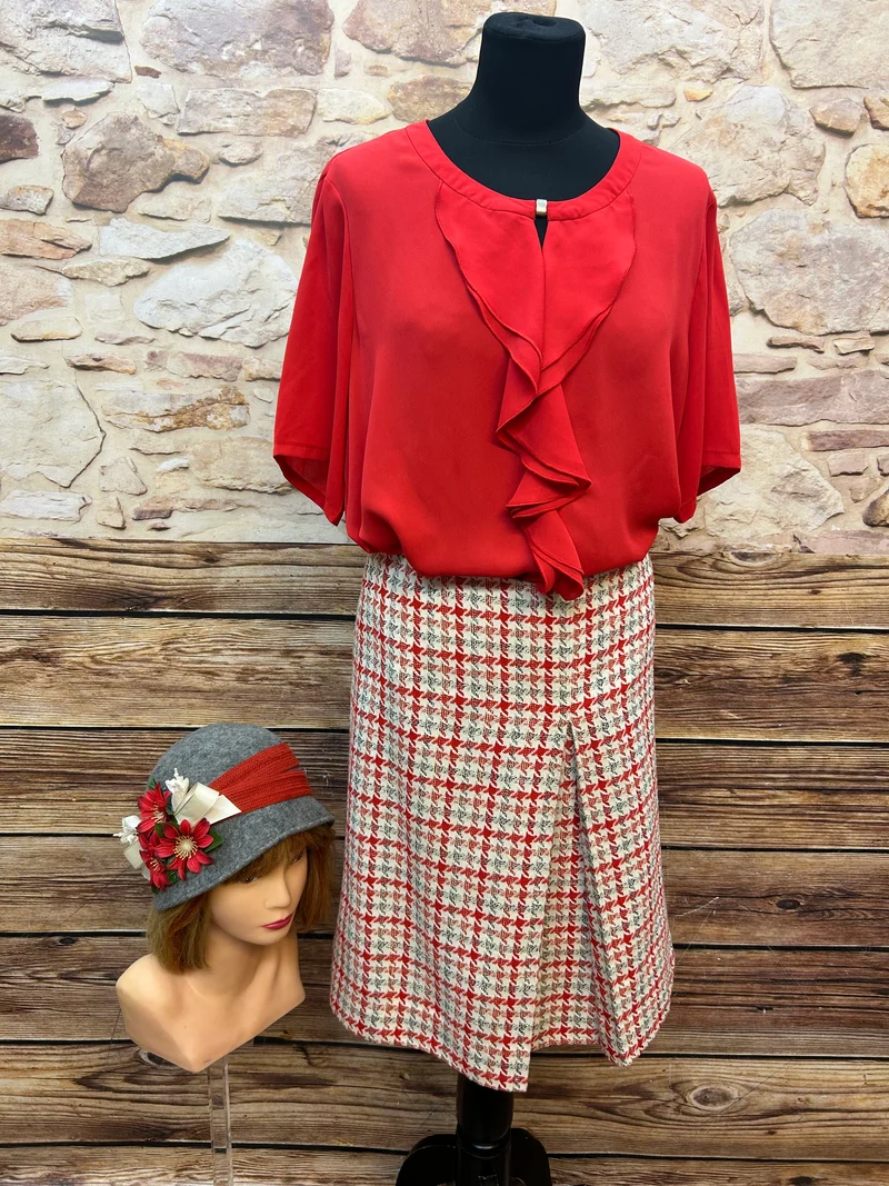 Vintage Damen Tweed-Kostüm aus den 1970ern mit Hut, Bluse und Handschuhen