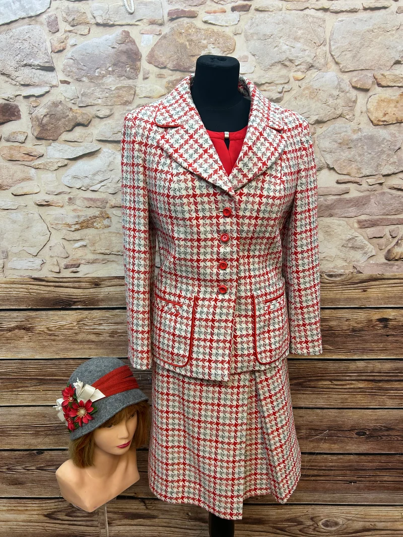 Vintage Damen Tweed-Kostüm aus den 1970ern mit Hut, Bluse und Handschuhen