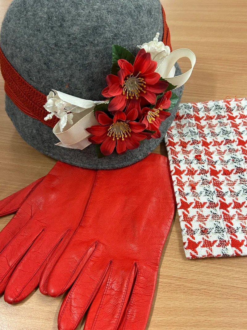 Vintage Damen Tweed-Kostüm aus den 1970ern mit Hut, Bluse und Handschuhen