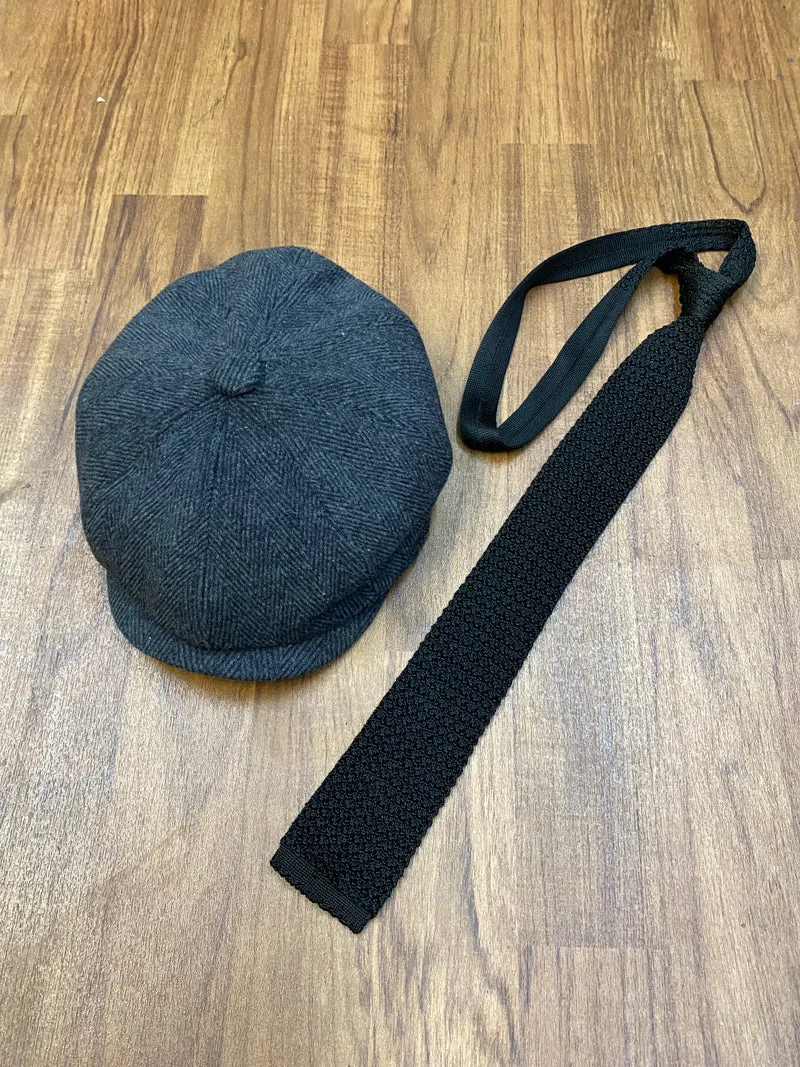 20er-Jahre Anzug-Set (Gr. 54, Slim Fit) – Grau, mit Schiebermütze & Strickkrawatte