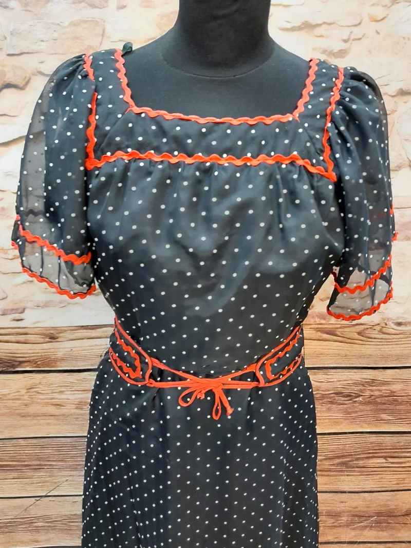60er Jahre Polka-Dot Vintagekleid Schwarz Weiß – Maxikleid mit roten Akzenten True Vintage