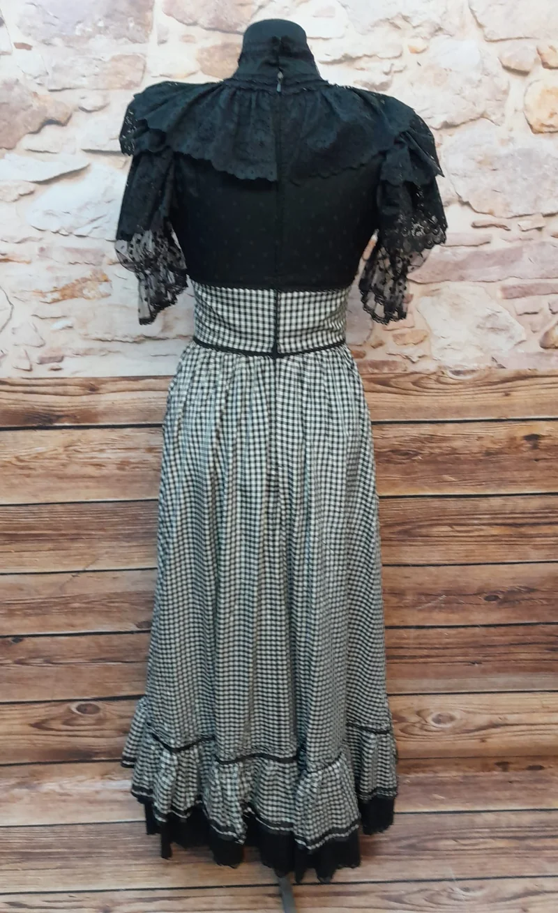 70er Jahre Vintage Kleid Schwarz Weiß Kariert – Spitzenkleid mit Rüschen & Maxirock True Vintage
